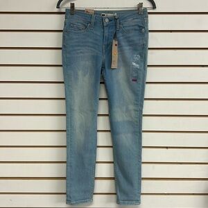 Levi’s 535 Ultra Low Rise Legging Crop NWT Size 27 Light Wash Color Variation